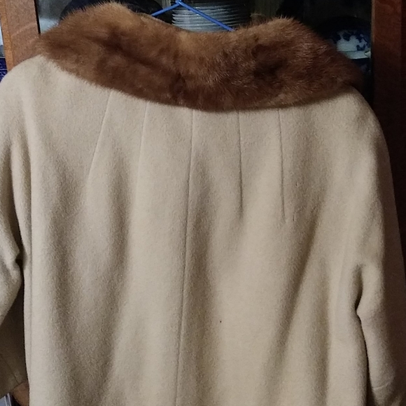 Vintage womans camel hair coat with fur collar - Picture 5 of 6
